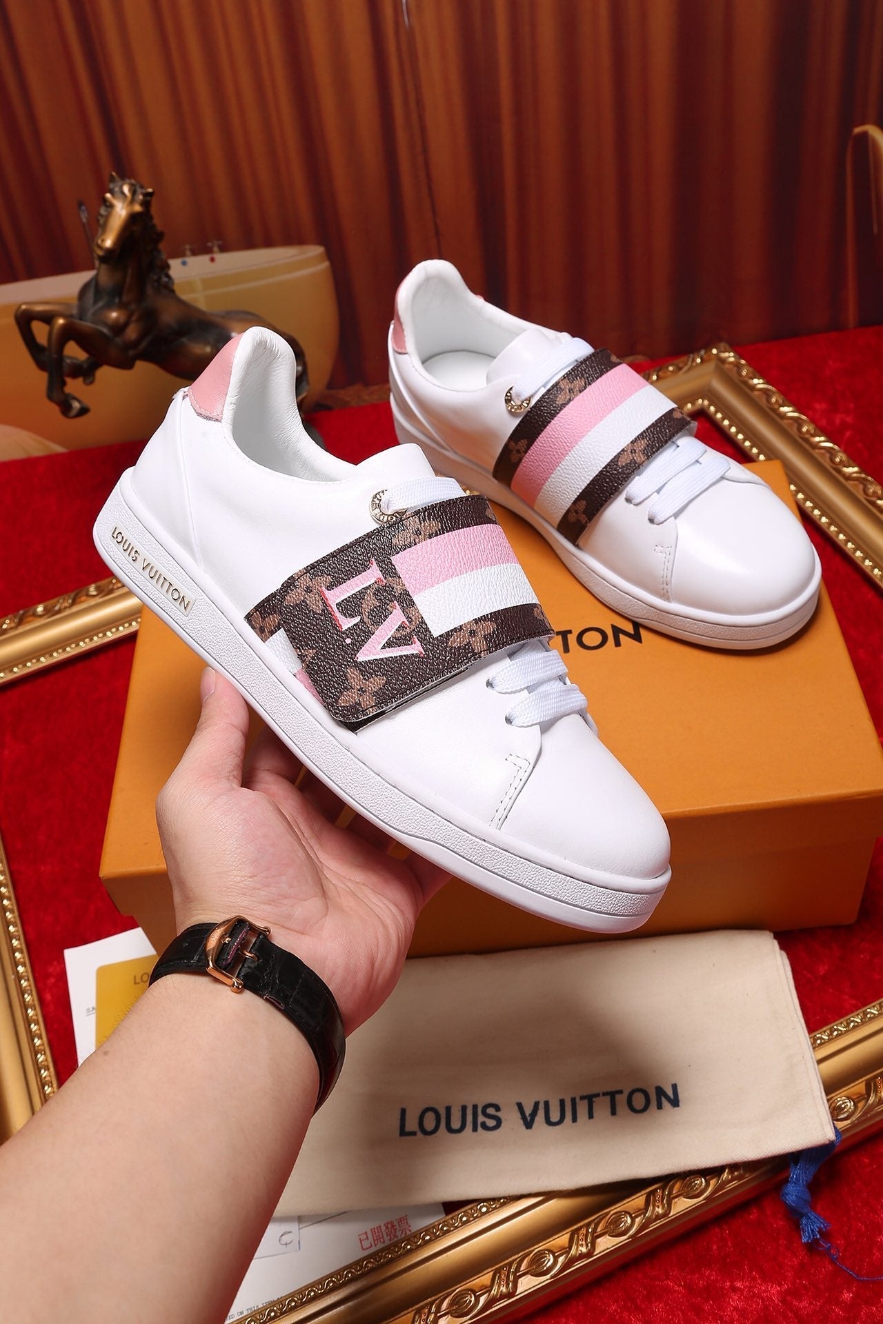 EI -LUV Font Row Pink Sneaker