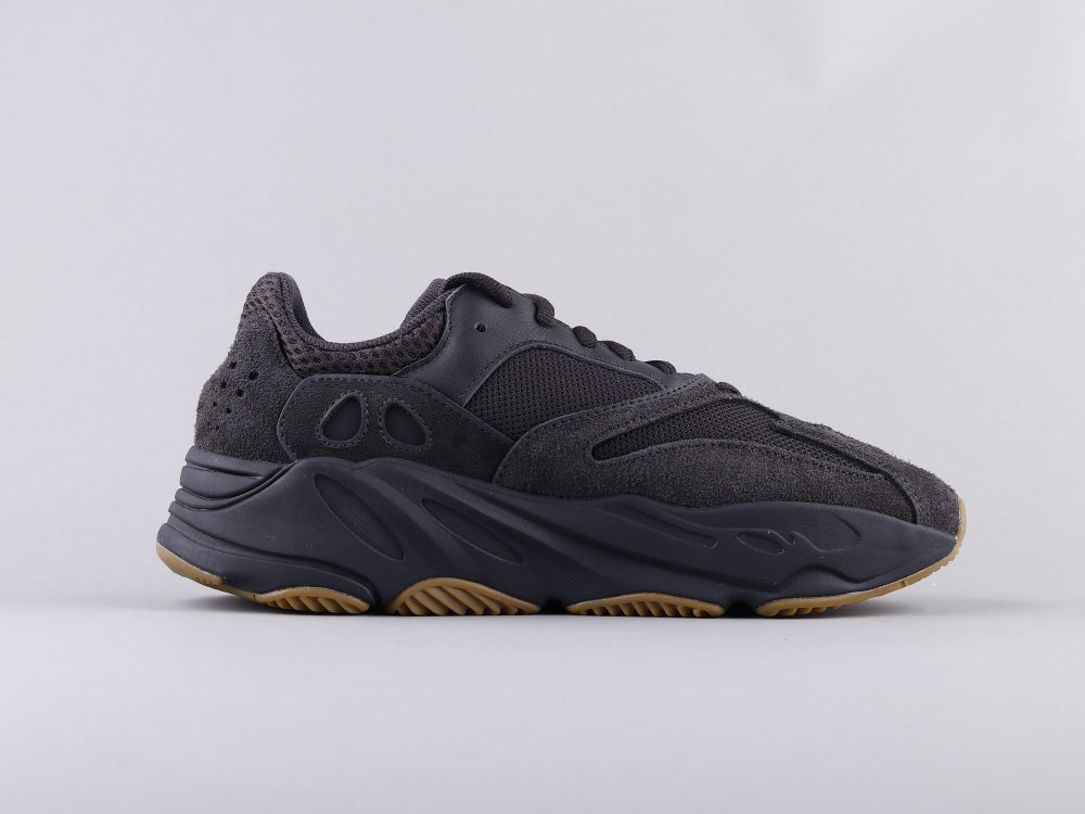 EI -Yzy 700 Raw Rubber Black Sneaker