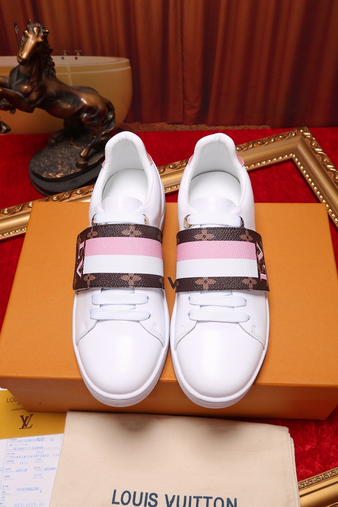 EI -LUV Font Row Pink Sneaker