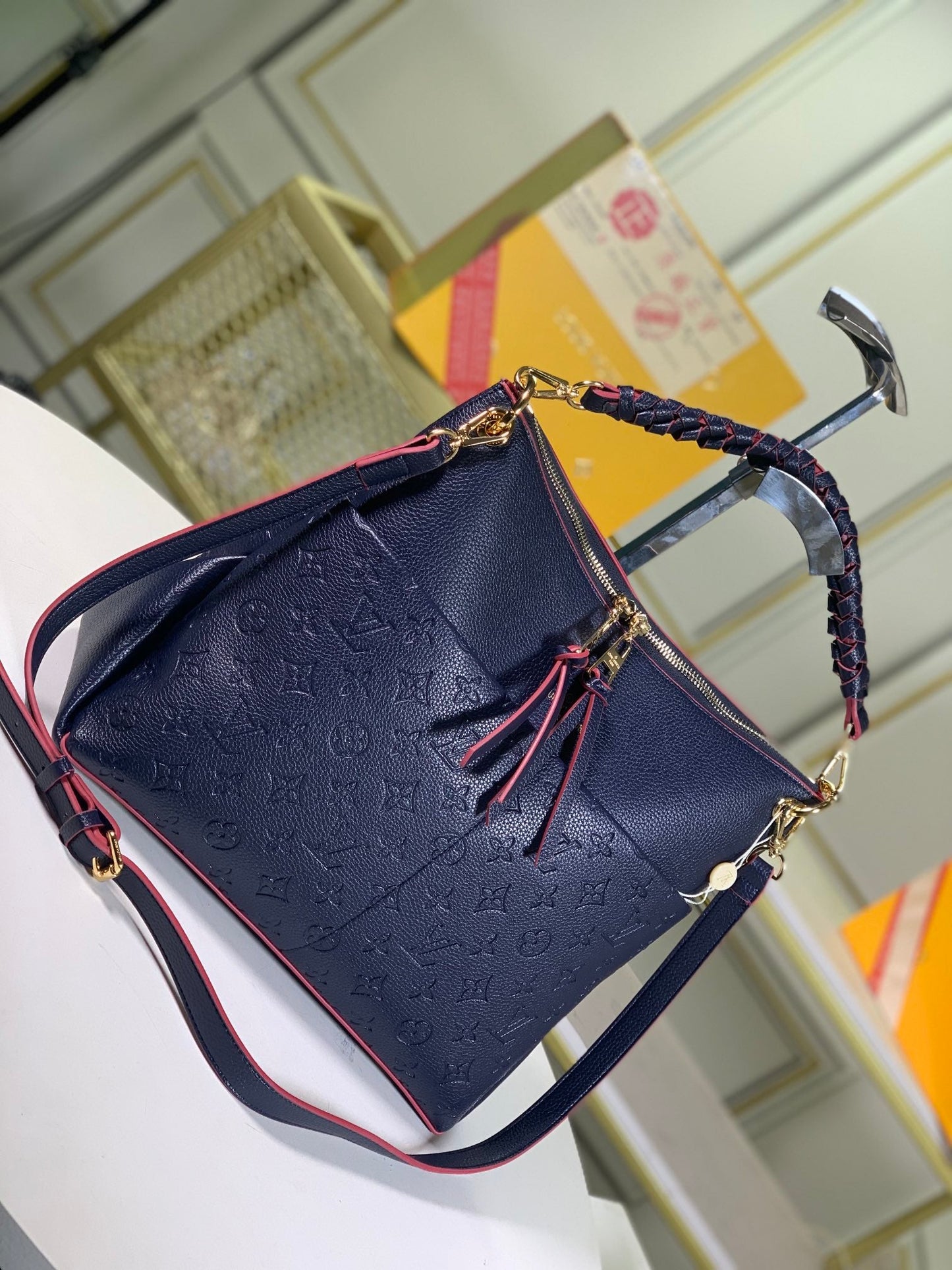 EI - Top Handbags LUV 112