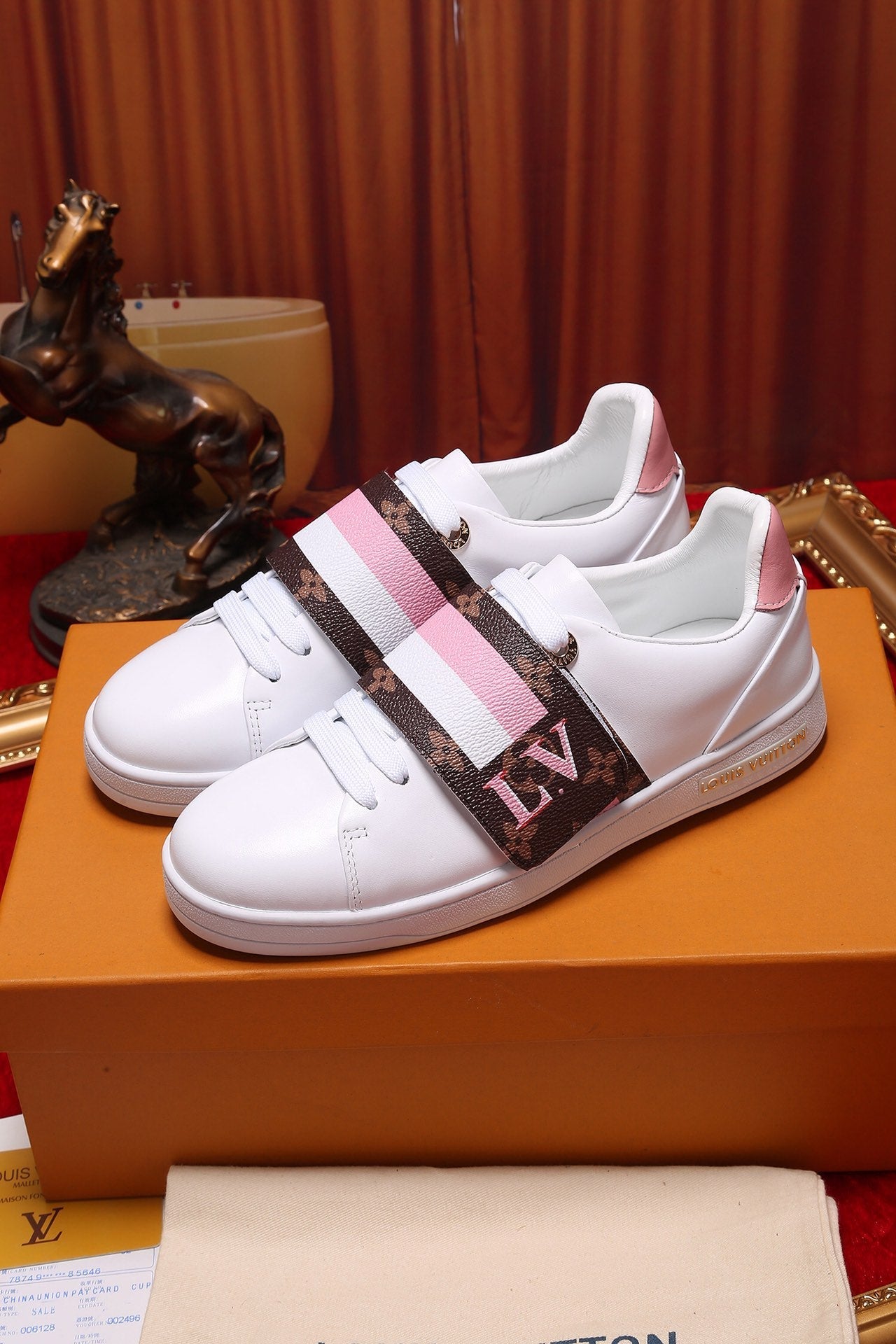 EI -LUV Font Row Pink Sneaker