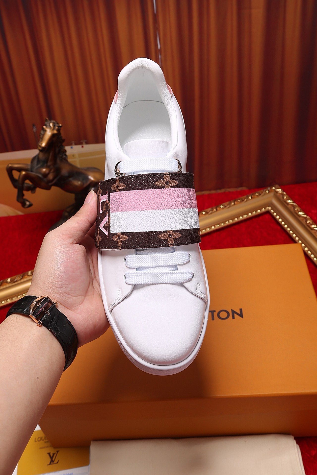 EI -LUV Font Row Pink Sneaker