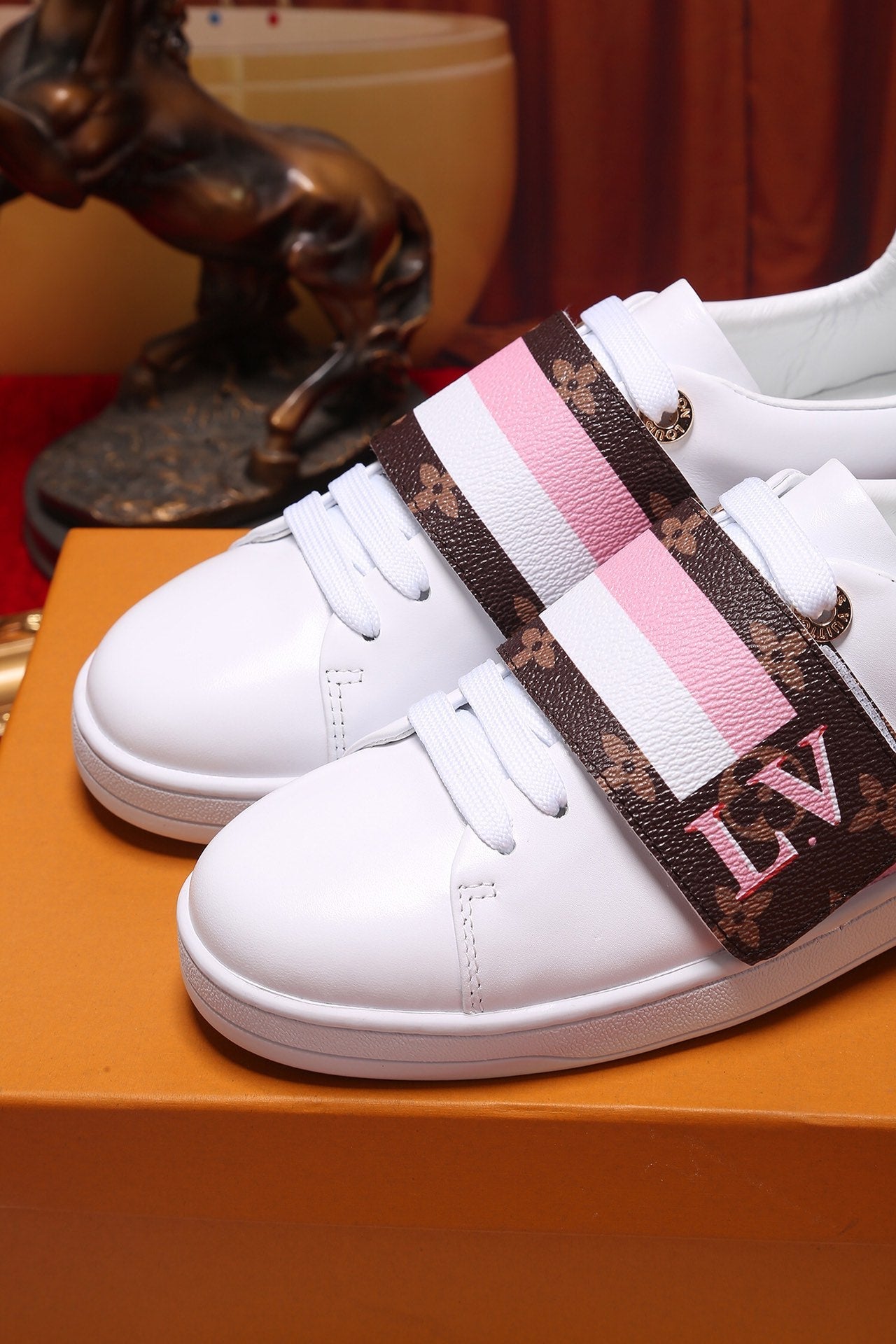 EI -LUV Font Row Pink Sneaker