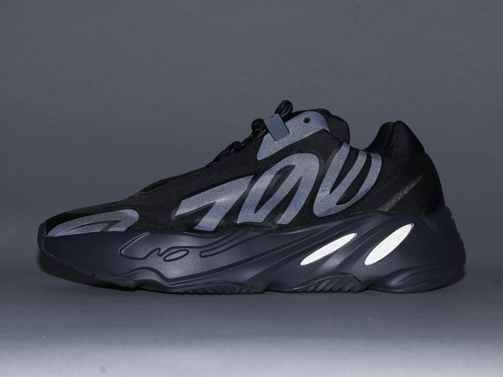 EI -Yzy 700 Dark Glow Sneaker