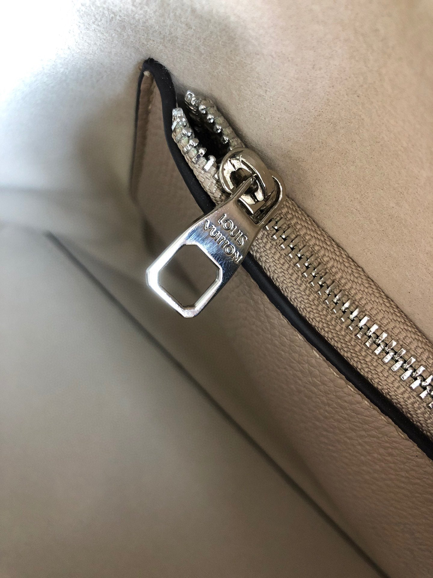 EI - Top Handbags LUV 050