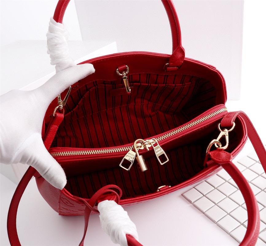 EI - Top Handbags LUV 040