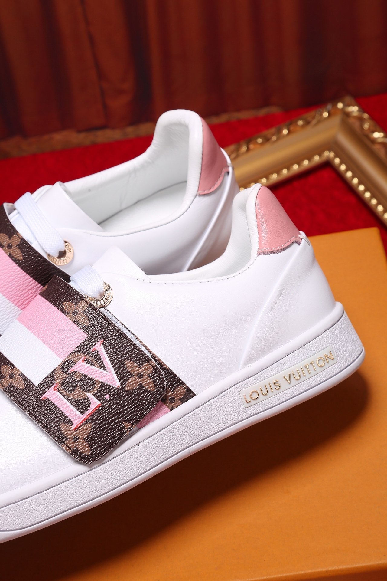 EI -LUV Font Row Pink Sneaker