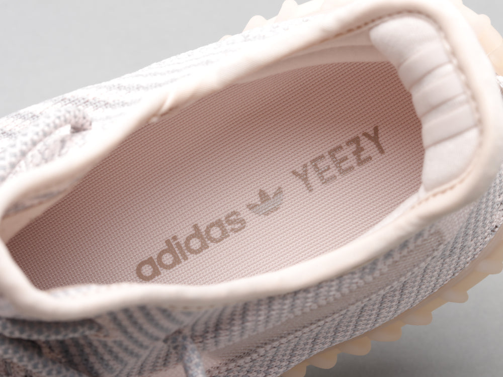 EI -Yzy 350 Pale pink Sneaker