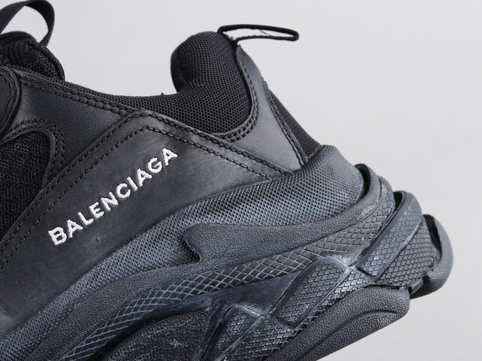 EI -Bla Triple S Pure Black Sneaker