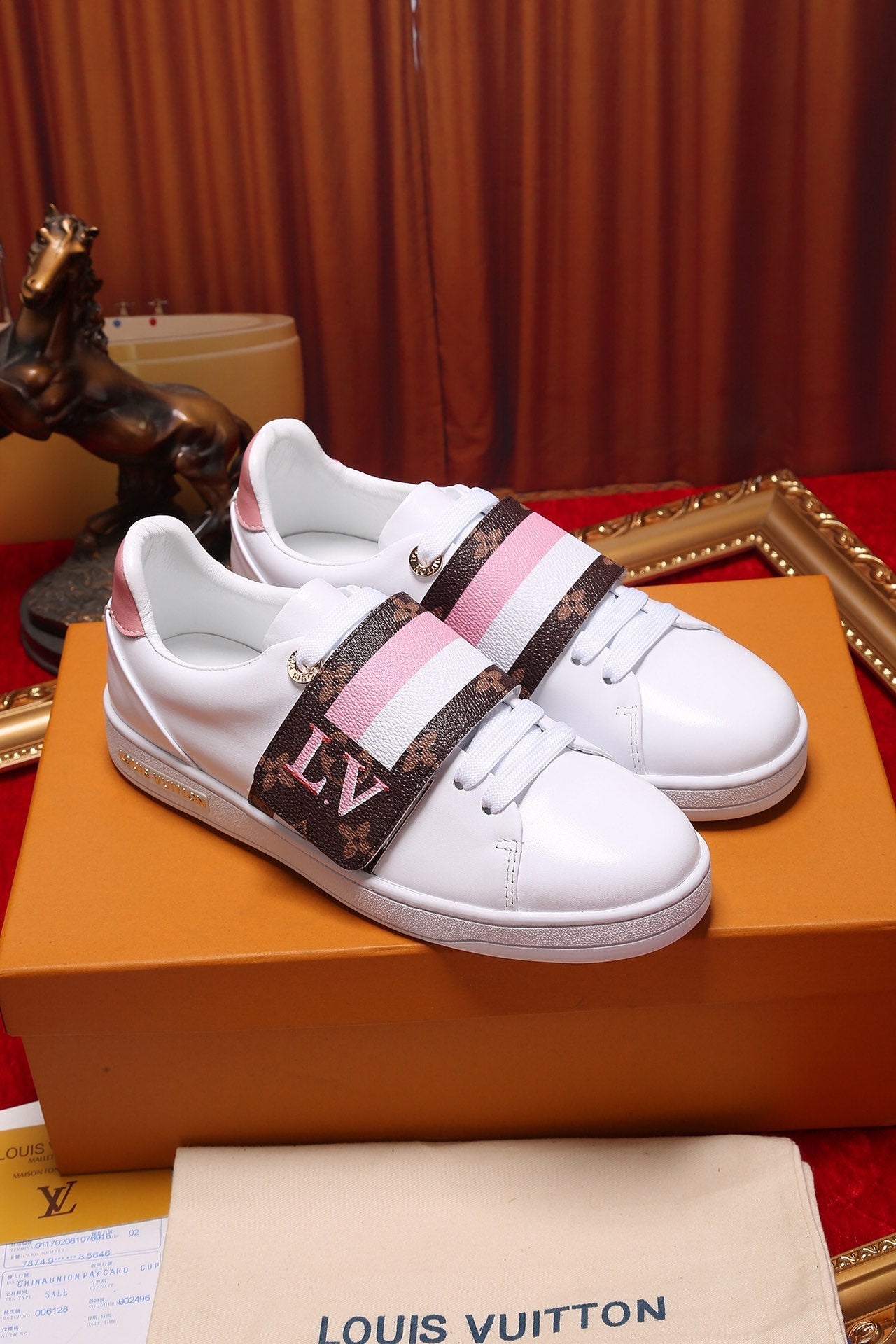 EI -LUV Font Row Pink Sneaker