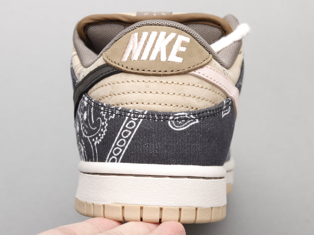 EI -Travis Scott x SB Dunk Low Cashew Blossom