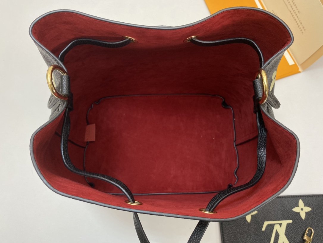 EI - Top Handbags LUV 103
