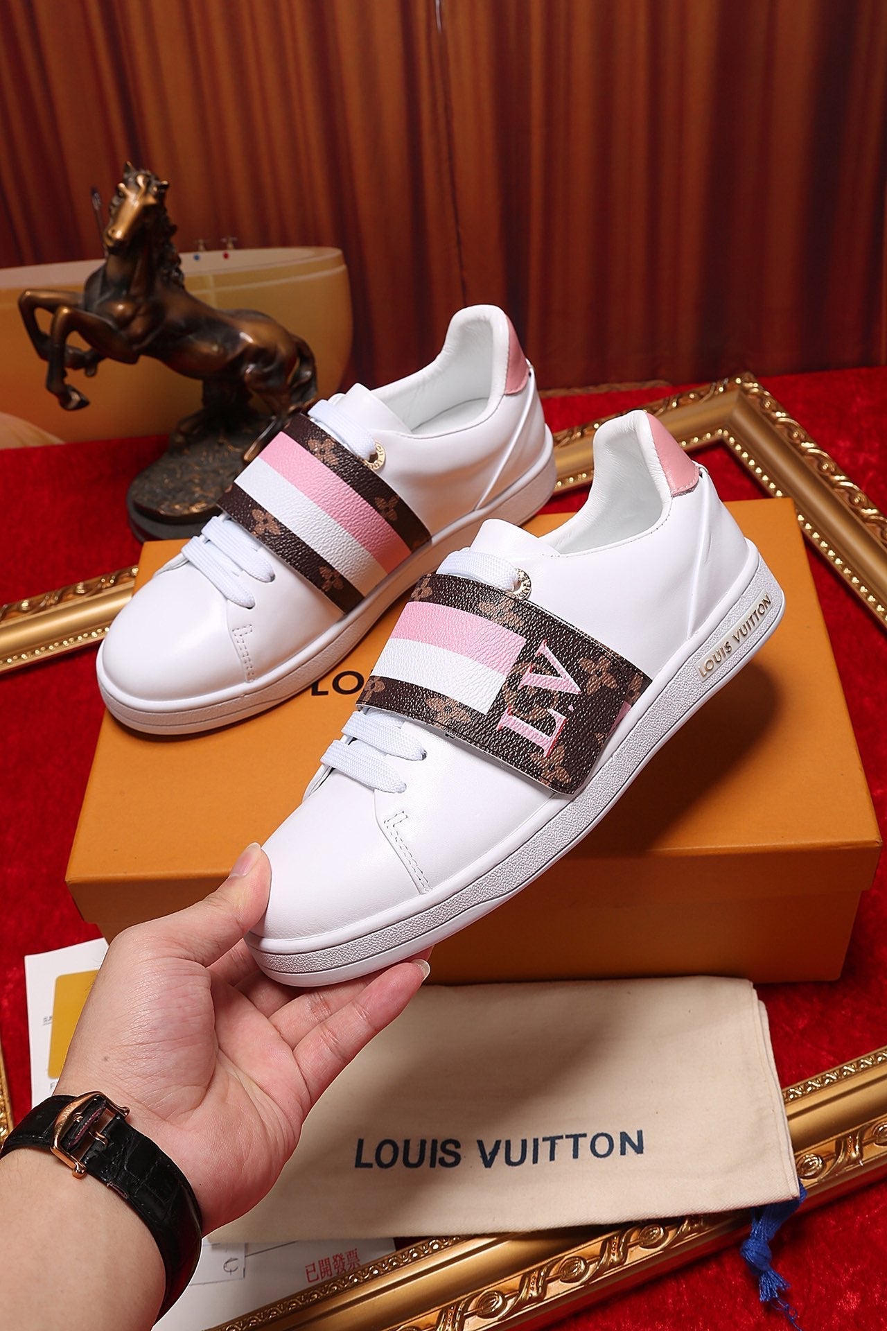 EI -LUV Font Row Pink Sneaker